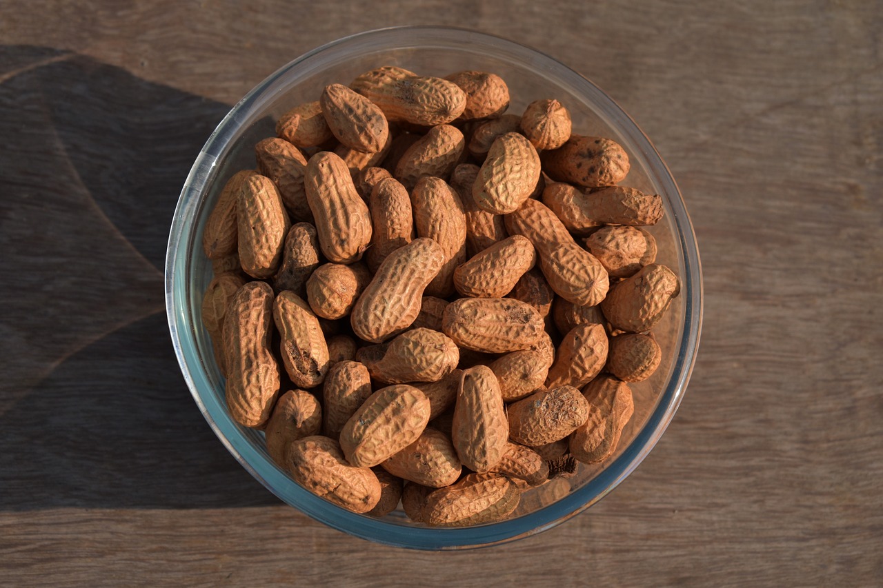 La OCU recomienda a los consumidores de frutos secos envasados junto a cuerpos metálicos 'estar atentos' a posibles síntomas adversos