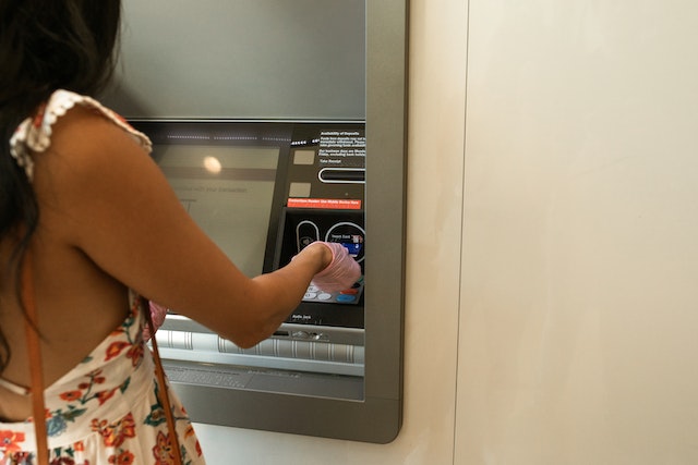 Qué hacer si el cajero no me da el dinero