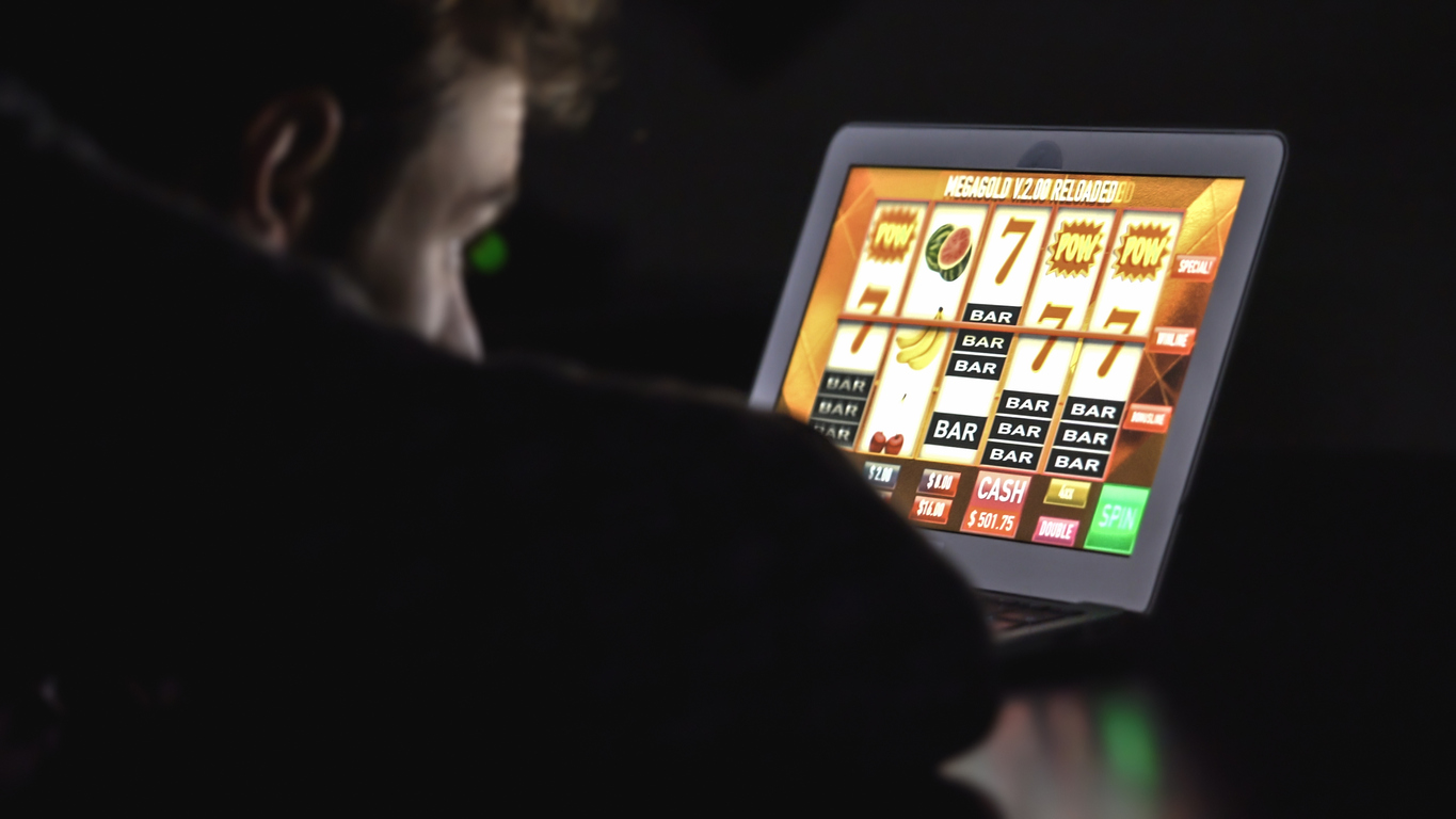Consumo quiere modificar la Ley de Juego para regular la presencia de famosos o «influencers» en la publicidad de apuestas