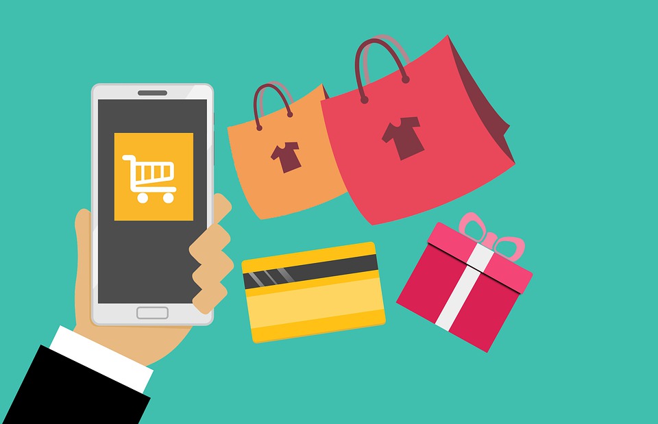 Esto dice la OCU sobre las empresas que ponen los precios más baratos en web que en la tienda