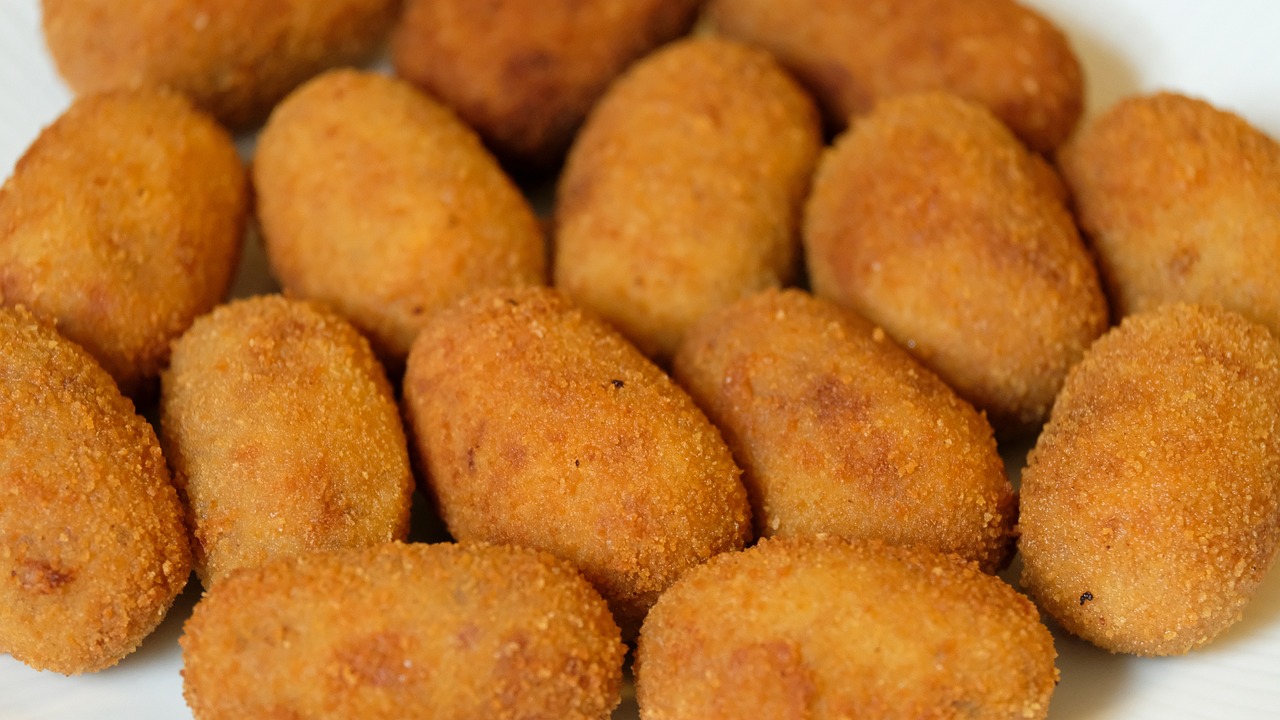 Fragments de plàstic en croquetes congelades