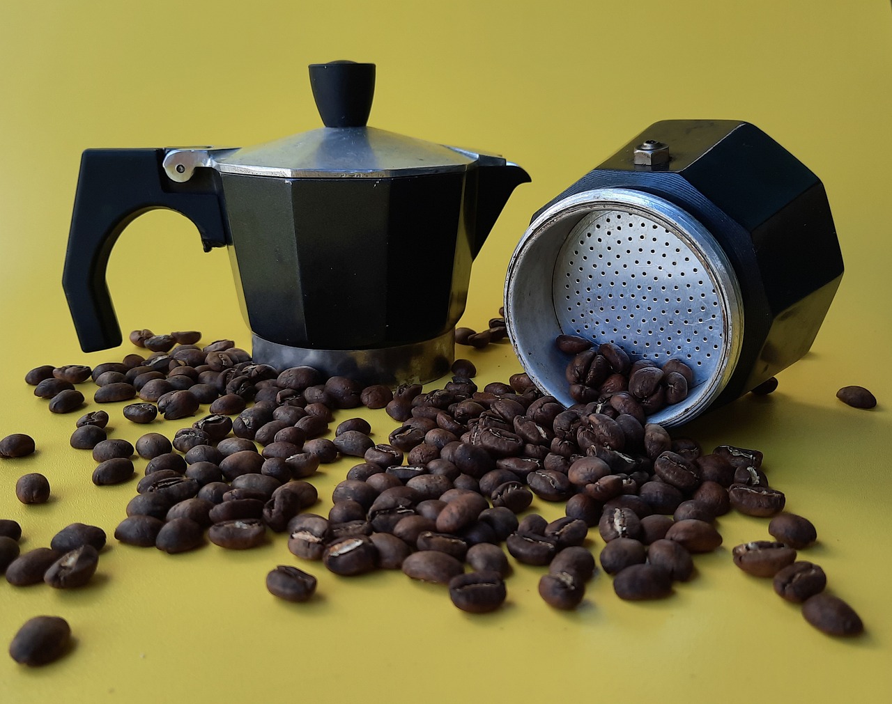 Hacer café con leche en una cafetera italiana: Nunca pongas leche en la parte de abajo