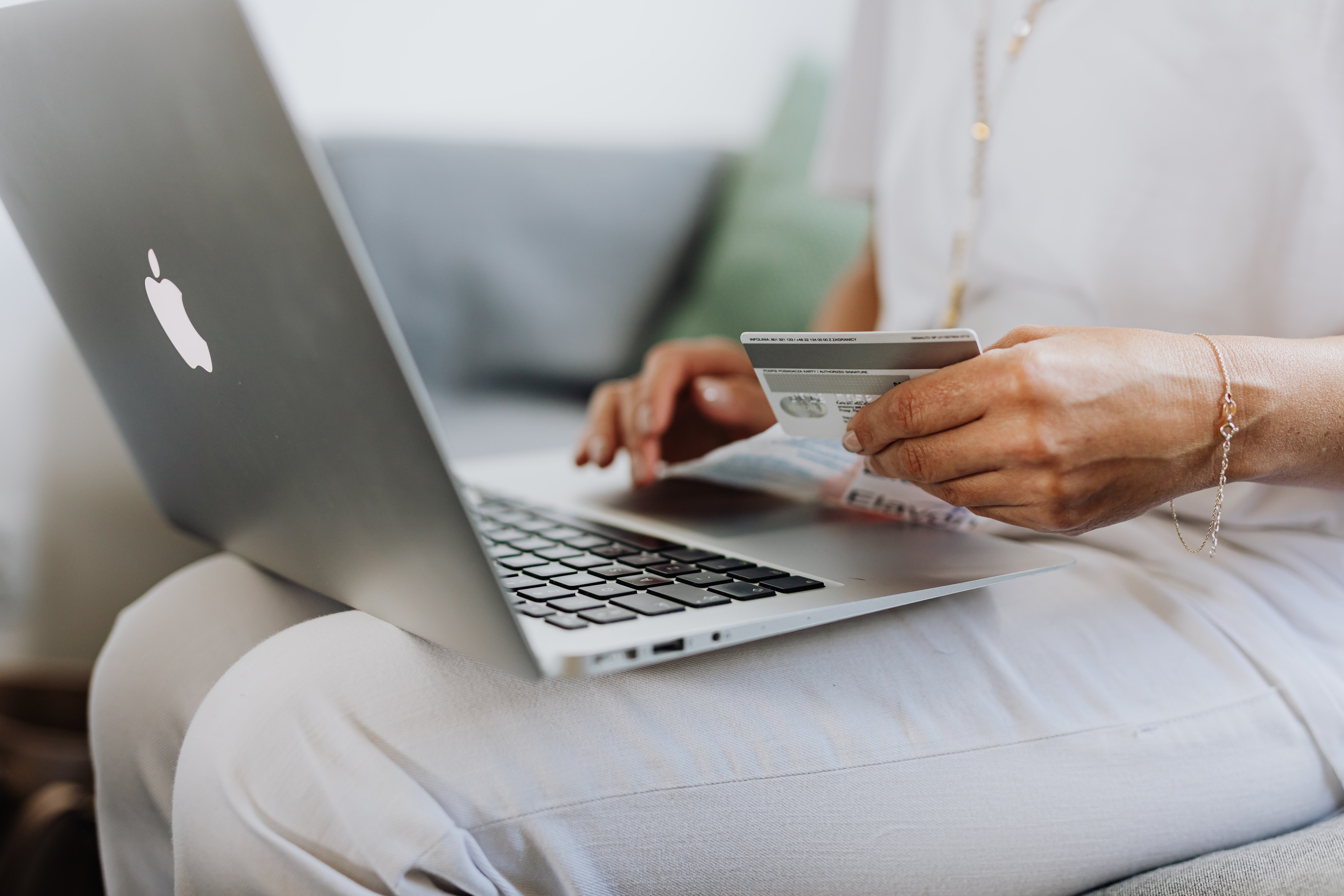 Dos de cada cinco 'e-commerce' manipulan al consumidor para que compre
