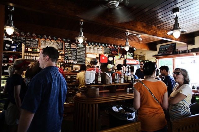 L'amo d'un restaurant defensa que et cobren l'aigua de l'aixeta en els bars i la gent protesta