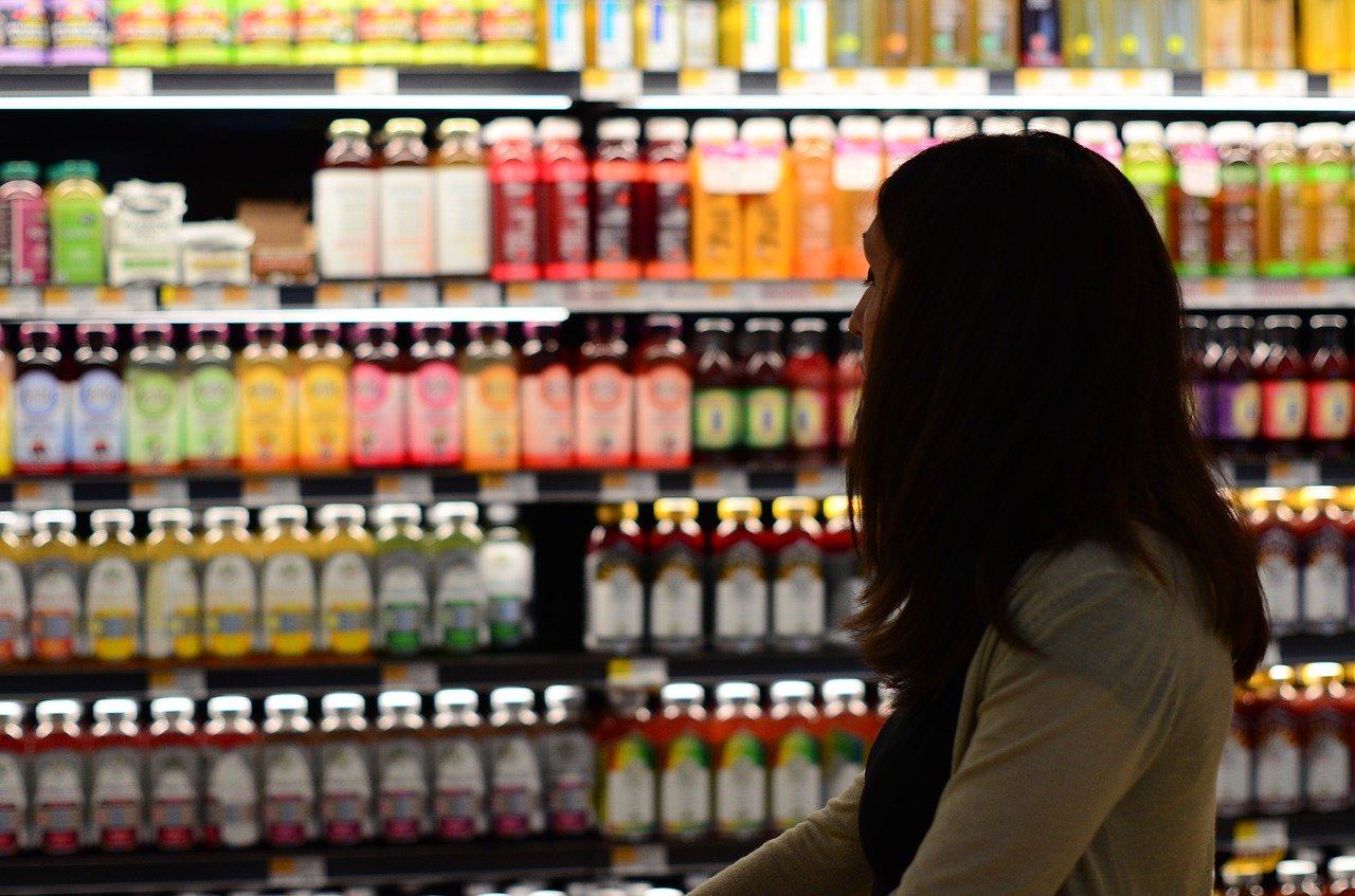 ¿Puedo devolver alimentos en un supermercado?