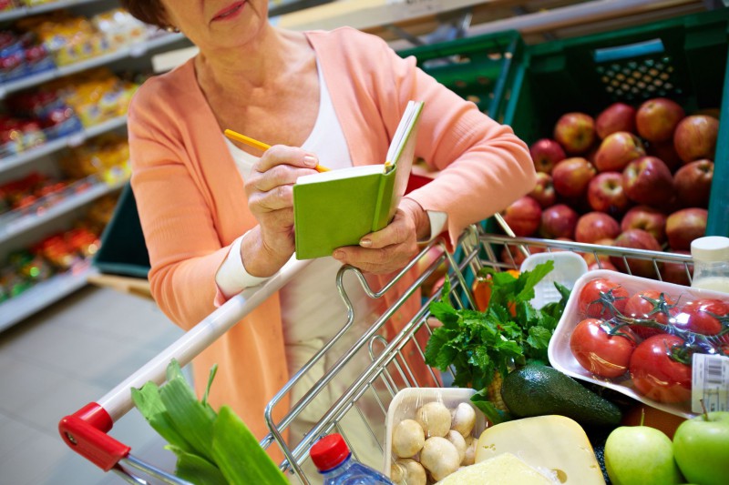 De llenar un carro con 50 euros a no dar ni para una cesta: la OCU calcula una subida de los alimentos del 35% en tres años