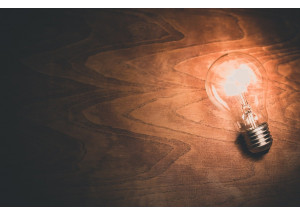 Los consumidores piden un bono social automático ante la crisis de la luz: 'El 70% se queda fuera'