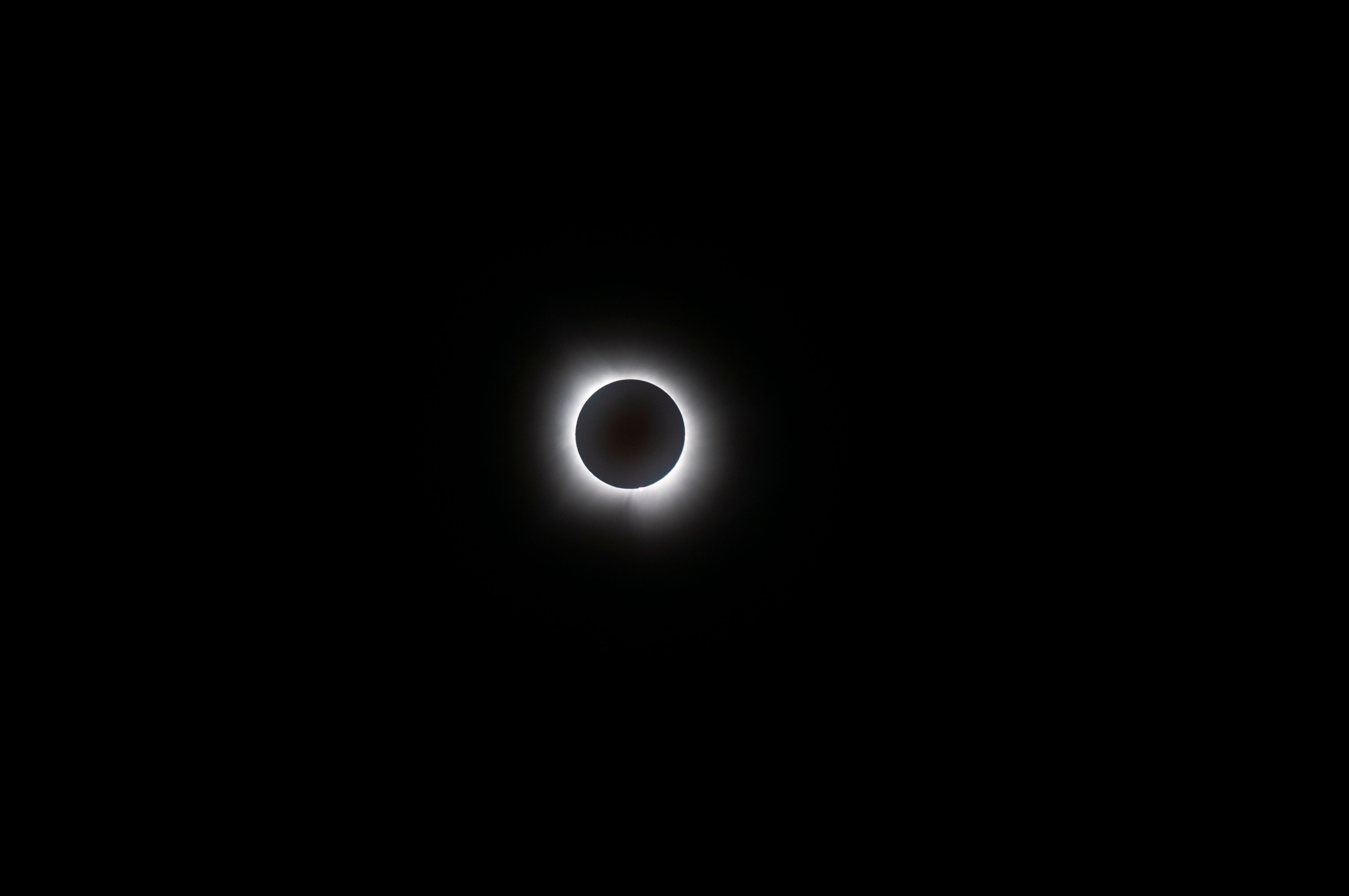 La OCU lanza un comunicado avisando a los consumidores antes de adquirir gafas para el eclipse