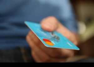 Consumo recomienda planificar las compras navideñas, comparar precios y guardar los tickets de compra