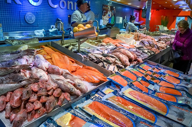 La OCU advierte que el consumidor pagará hasta un 30% más tras la desaparición del mostrador de pescadería en el súper