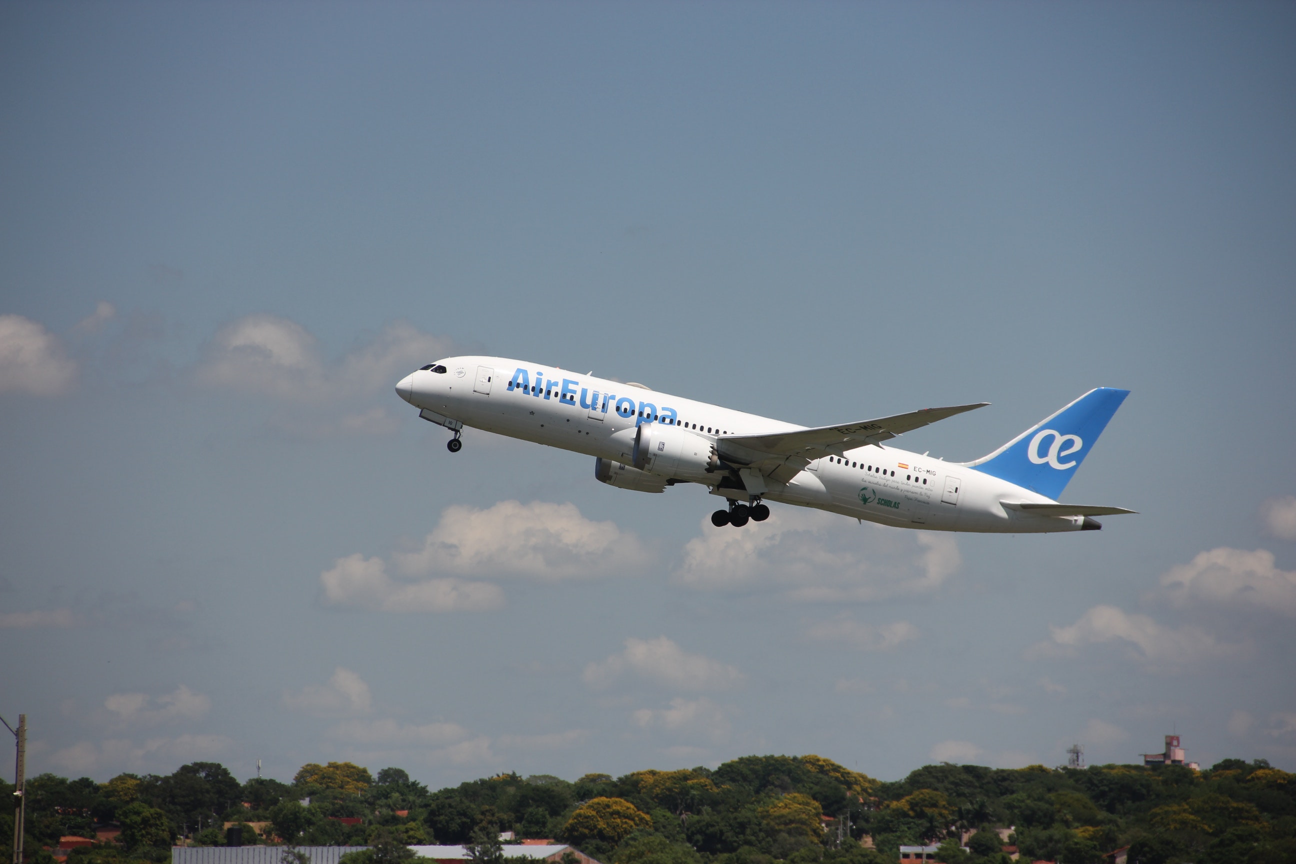 Nuevo expediente sancionador a Air Europa por no habilitar un teléfono gratuito de atención a los consumidores
